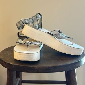 Teva platform white/black crackle thong ankle strap sandal size 10